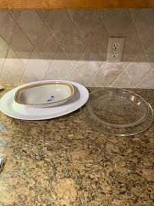 lot 75 image: Misc. kitchen platter, bowl, Pyrex, etc. see pics