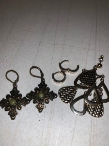 lot 97 image: Misc earrings (magnet does not stick no markings)