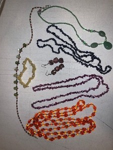 lot 100 image: Beaded jewelry 5 necklaces 1 Bracelet 1 set of earrings