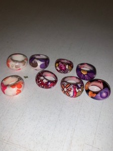 lot 105 image: 8 plastic costume rings very colorful