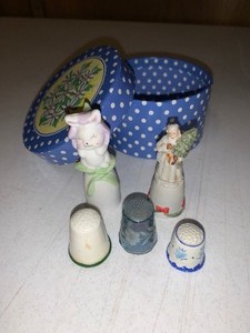 lot 108 image: Round decorative trinket box with 5 collectible vintage thimbles