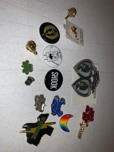 lot 119 image: Assorted costume jewelry- broaches, buttons, lapel pins - 14 pieces