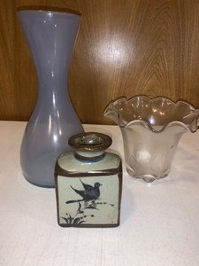 lot 121 image: Misc lot - 2 glass vases - 1 ceramic bird theme bottlejar