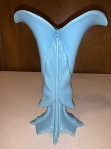 lot 124 image: Vintage art deco Calla Lily USA 598 pottery vase - very unique - has small chip on bottom backside of leaf (have to look for it)