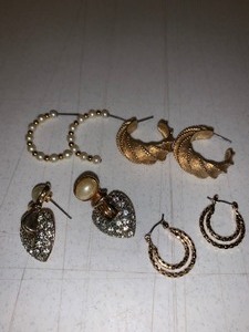 lot 130 image: 4 pair of earrings - costume jewelry-nice quality