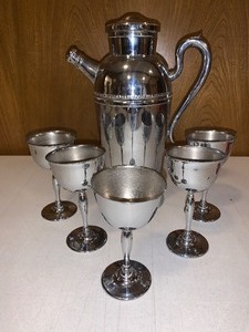 lot 132 image: Art deco - silver chromium plated martini shaker with toasting goblets