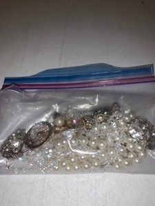 lot 133 image: Baggie of assorted costume jewelry
