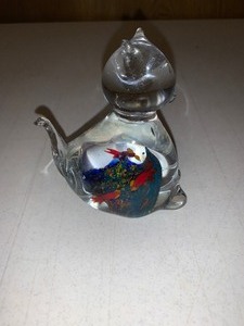 lot 145 image: Fenton art glass with fish and coral