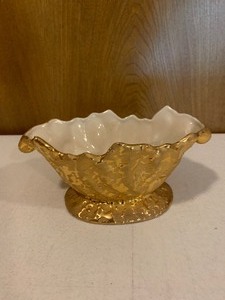 lot 43 image: Weeping bright gold oval bowl
