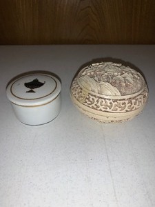 lot 46 image: 2 trinket boxes - 1 vintage Asian carved and 1 poreclain