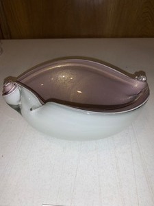 lot 156 image: Vintage Merano Alfredo Barbini glass shell bowl