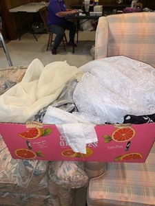 lot 189 image: Box of assorted curtains