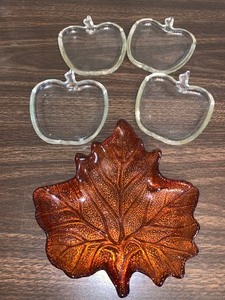 lot 208 image: 1 beautiful vintage decorative leaf dish and 4 small clear glass apple dishes