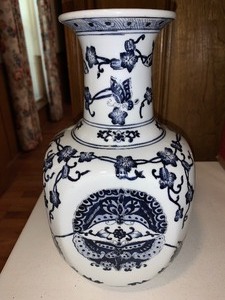 lot 247 image: Vintage blue and white Asian large vase