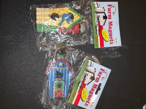 lot 265 image: 2 Farm magnets - birdhouses- NIP