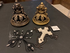 lot 279 image: Misc. home decor - 2 small crosses and 2 ornate tabletop decor- see pics