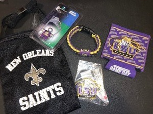lot 287 image: Misc LSU item and New Orlean Saints (NFL) bag - see pics