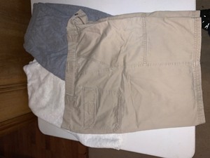 lot 294 image: Mens shorts 2 are XL and khaki shorts are 40 waist - see pics