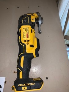 lot 305 image: DeWalt 20v cordless oscillating multi-tool - no battery
