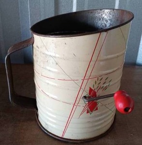 lot 20 image: Vintage Metal Crank Type Flour Sifter