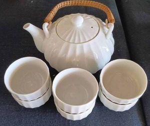 lot 25 image: 7 Piece Japanese Bone China Tea Set with Lid and Bamboo Handle