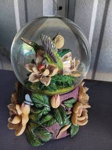 lot 33 image: Humming Bird Musical Glitter Globe
