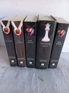 lot 105 image: Selection of Twilight, New Moon and Breaking Dawn Books