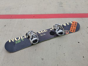 lot 9 image: Snowboard