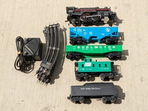 lot 11 image: Lionel Train Set & Tracks Bundle