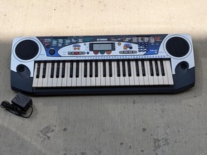 lot 28 image: Yamaha PSR-160 Electric Piano
