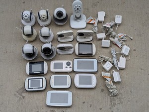 lot 31 image: Motorola Baby Monitor LCD & Camera Bundle