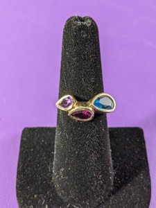lot 69 image: 14K Gold Ring w Gem Stones - Size 6 - 5.6grams