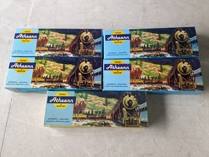 lot 86 image: Lot of Train Cars & Tracks