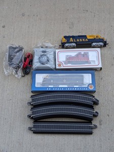 lot 93 image: Bachmann Train Cars & Track Bundle w Speed Controller