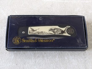 lot 170 image: Smith & Wesson Folding Knife