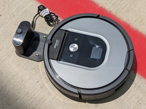 lot 184 image: iRobot 960 Vacuum w Charging Dock