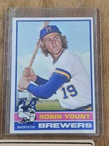 lot 59 image: Robin Yount - 1976 Topps baseball card - Rookie card - #316