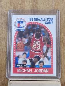 lot 101 image: Michael Jordan - 1989 NBA Hoops card - #21