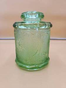 lot 151 image: Vintage Indiana Glass - Tiara Chantilly Green Sandwich Cookie Jar 7 Canister Lid