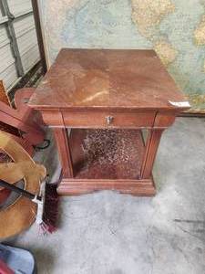 lot 69 image: Thomasville end table or nightstand