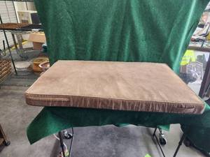 lot 118 image: Large dog bed 27 x 45
