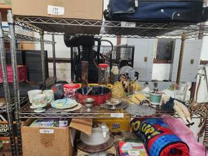 lot 201 image: Shelf lot of home decor.