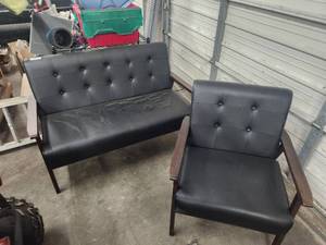 lot 44 image: Black loveseat with matching chair