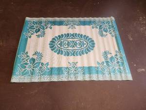 lot 331 image: Teal and white indoor & outdoor plastic mats-rugs - 48 x 68 - bid x 10