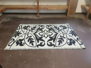 lot 48 image: Black and white indoor & outdoor plastic mats-rugs - 70 x 101 - bid x 5