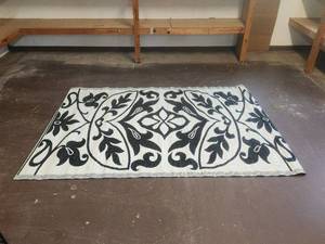 lot 501 image: Black and white indoor & outdoor plastic mats-rugs - 70 x 101 - bid x 5