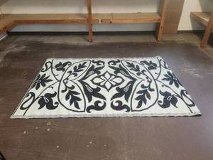 lot 498 image: Black and white indoor & outdoor plastic mats-rugs - 70 x 101 - bid x 5