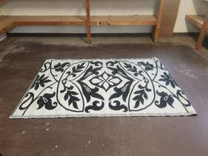 lot 500 image: Black and white indoor & outdoor plastic mats-rugs - 70 x 101 - bid x 5