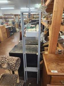 lot 60 image: Selection of 2 - 4 shelf curved frosted glass shelf units