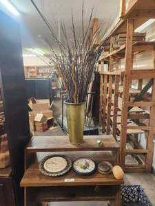 lot 64 image: Home decor....